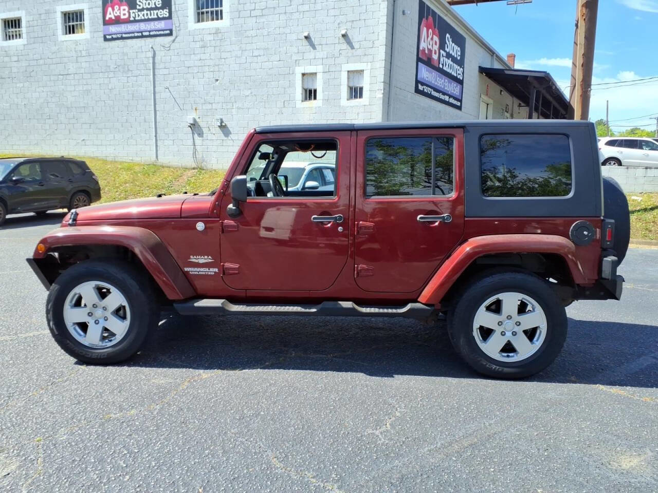 Used 2010 Jeep Wrangler Unlimited Sahara w/ Dual Top Group AWD/4WD image 6
