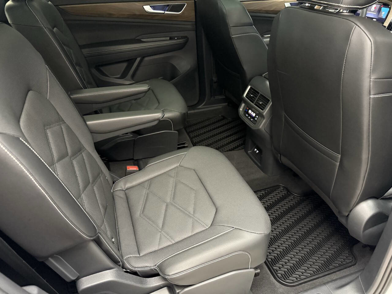 Used 2024 Volkswagen Atlas SE w/ Panoramic Sunroof Package image 28