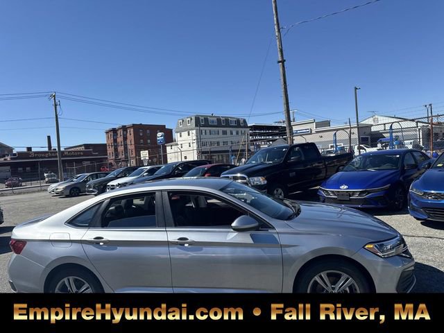 Used 2024 Volkswagen Jetta SE image 3