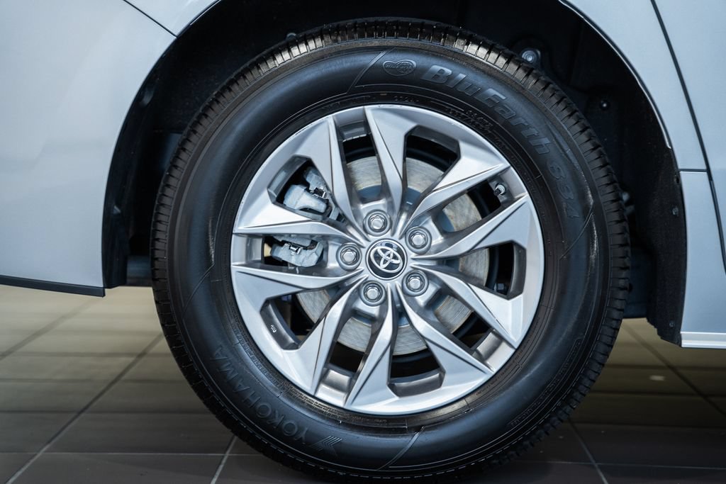 Used 2025 Toyota Sienna LE FWD image 16