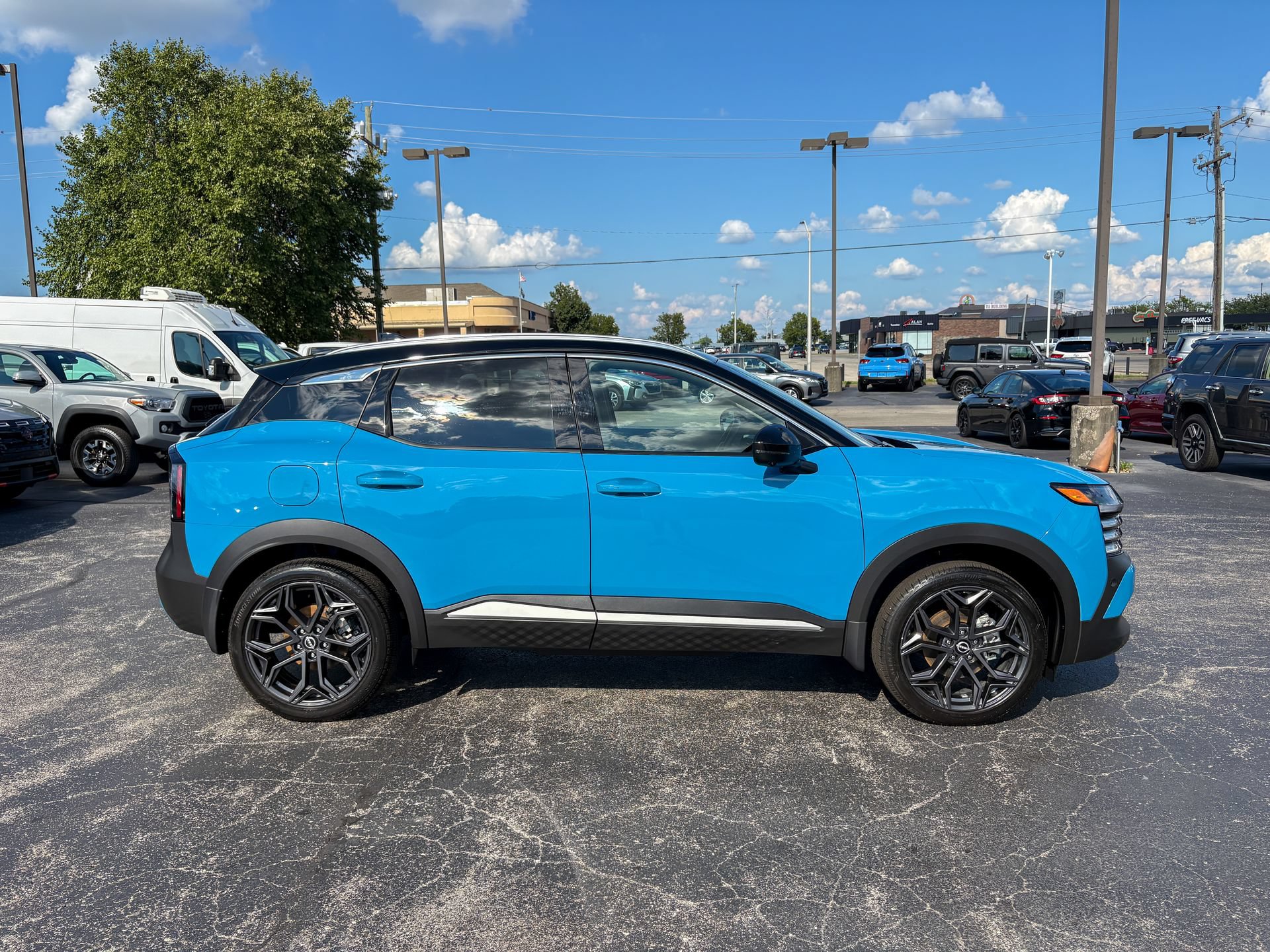 Used 2025 Nissan Kicks SR w/ SR Premium Package AWD/4WD image 14