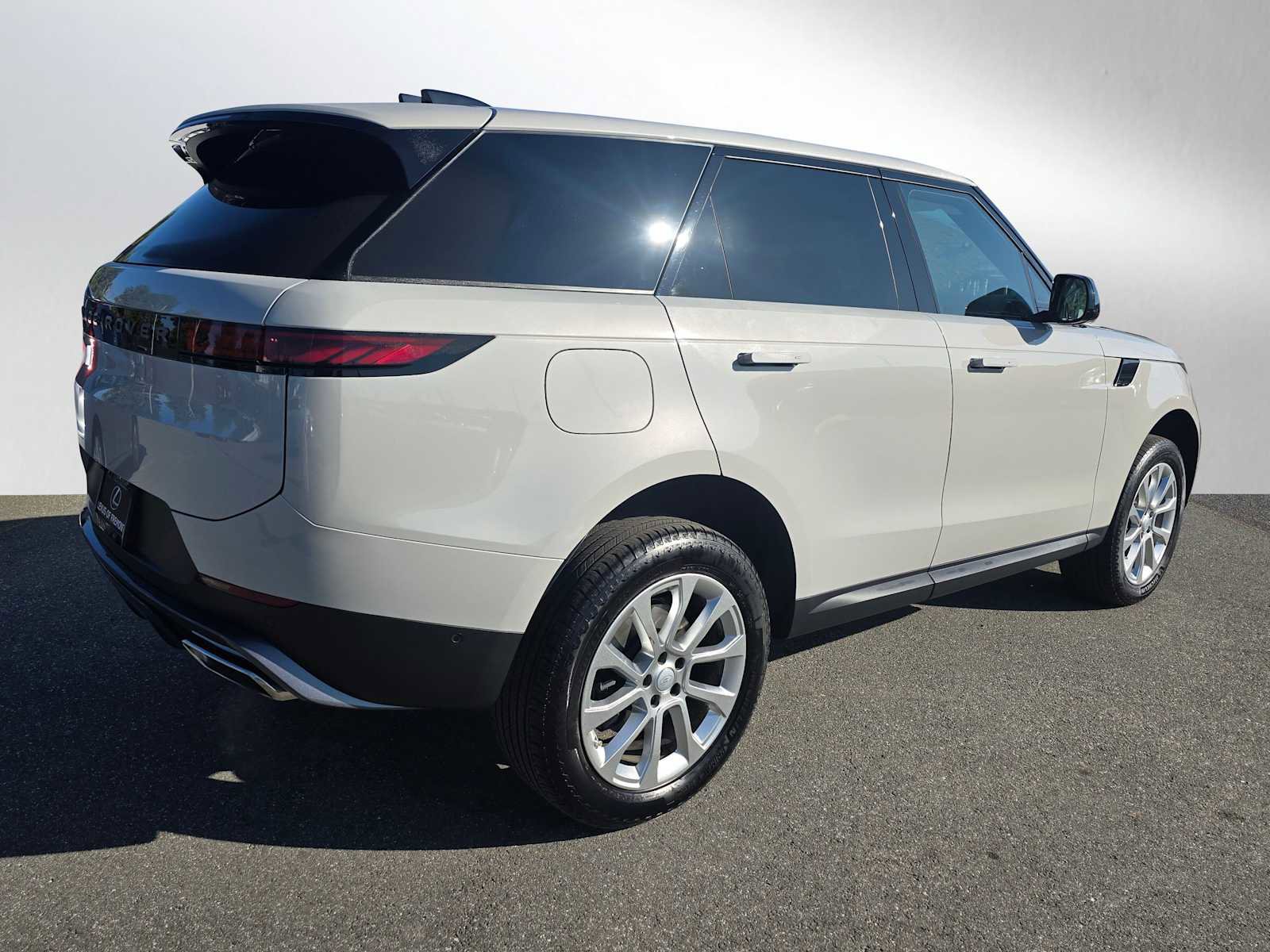 Used 2024 Land Rover Range Rover Sport SE image 3