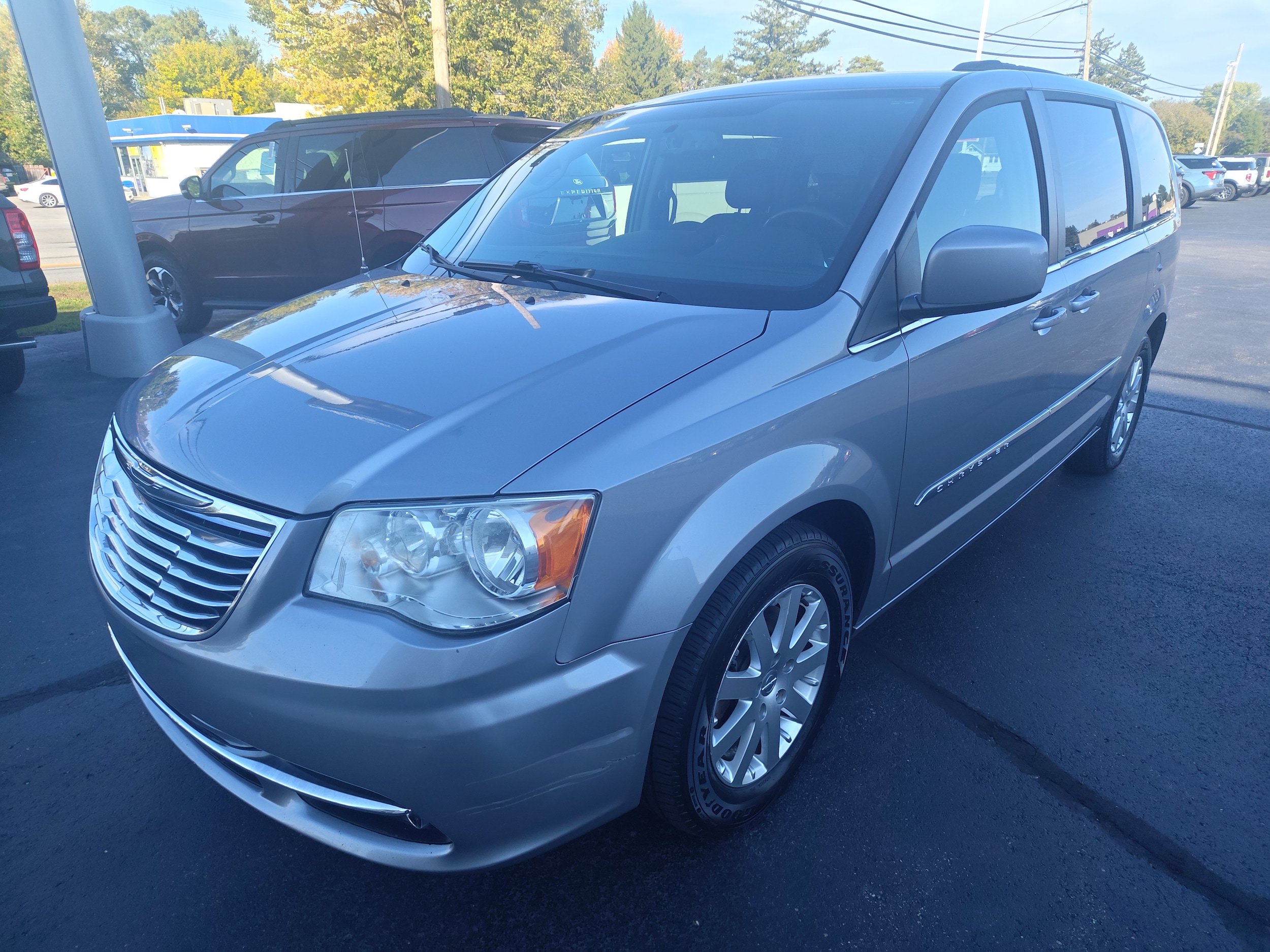 Used 2014 Chrysler Town & Country Touring FWD image 2