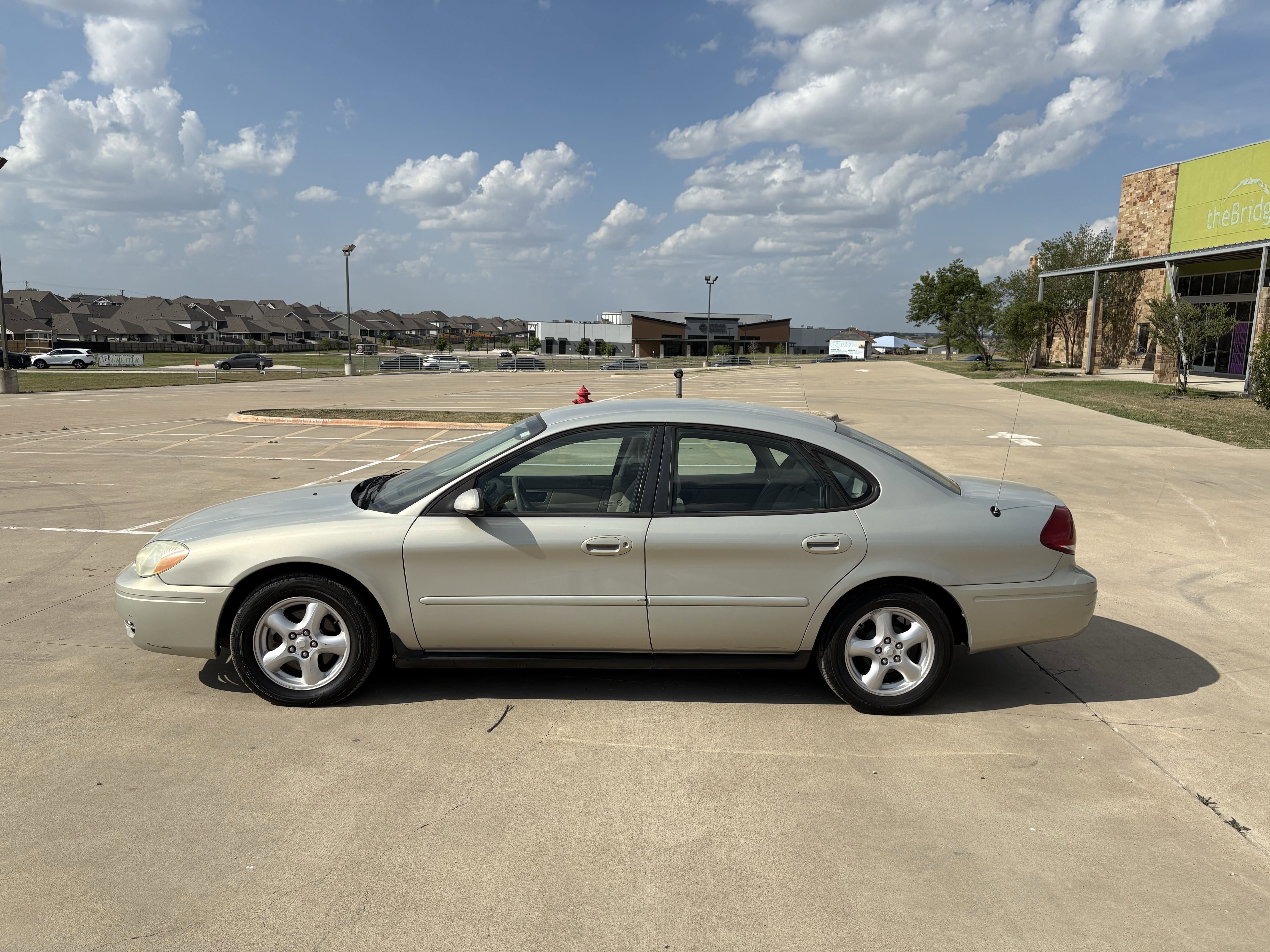 Used 2004 Ford Taurus SES image 2
