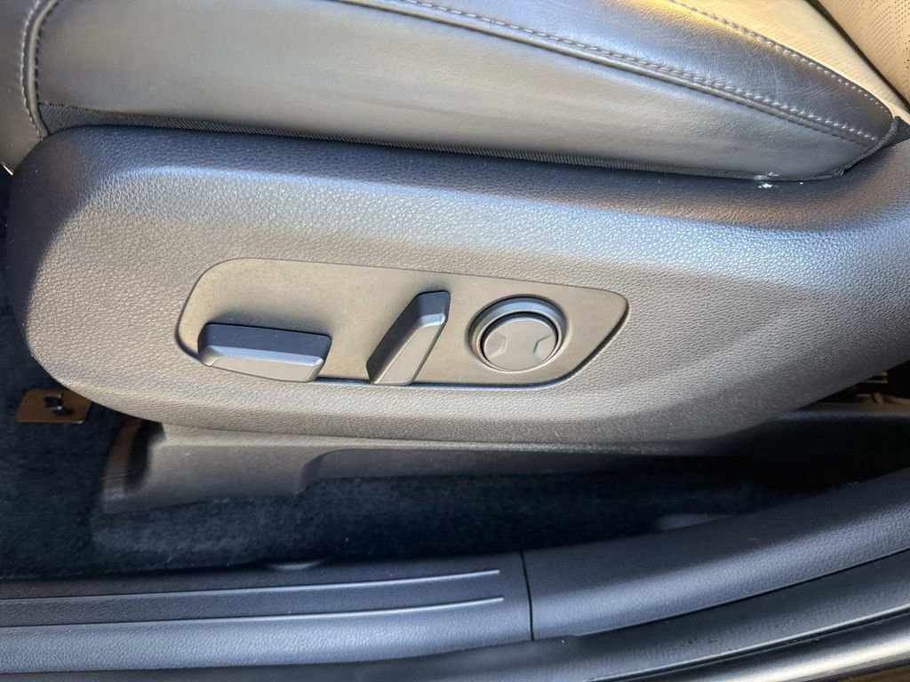 Used 2023 Kia Carnival EX image 19