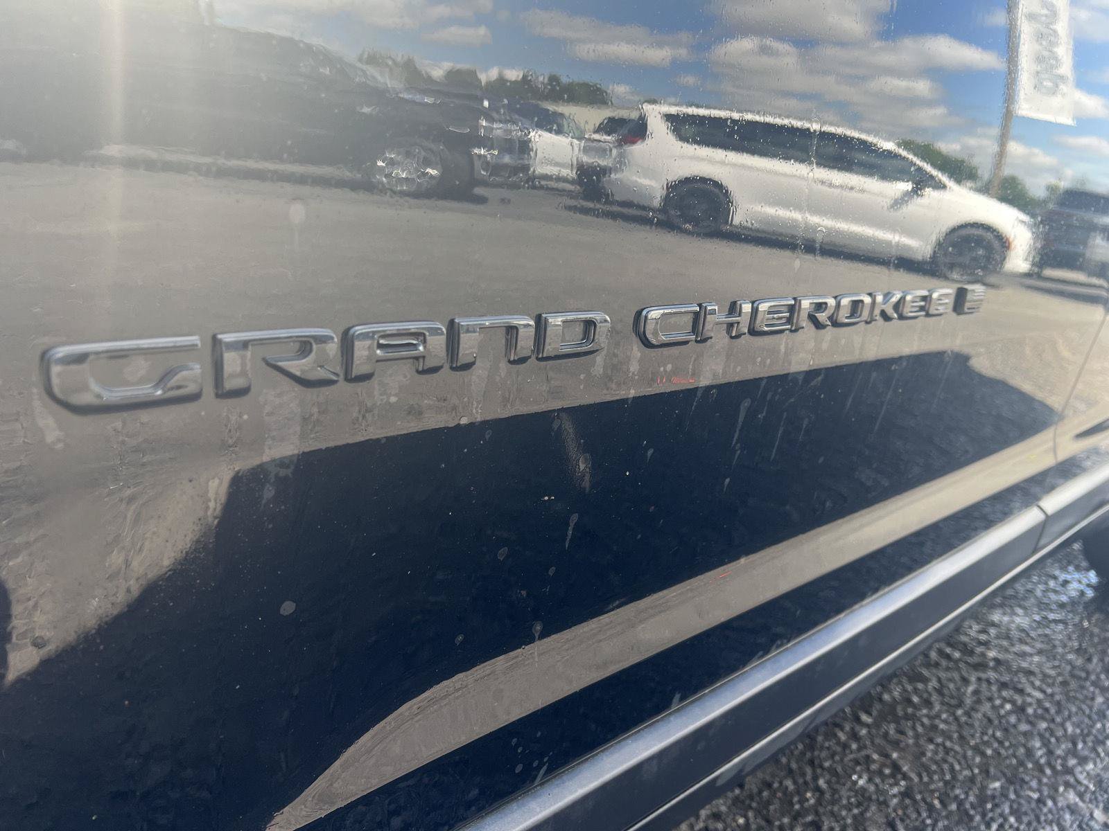 Used 2023 Jeep Grand Cherokee L Altitude AWD/4WD image 10