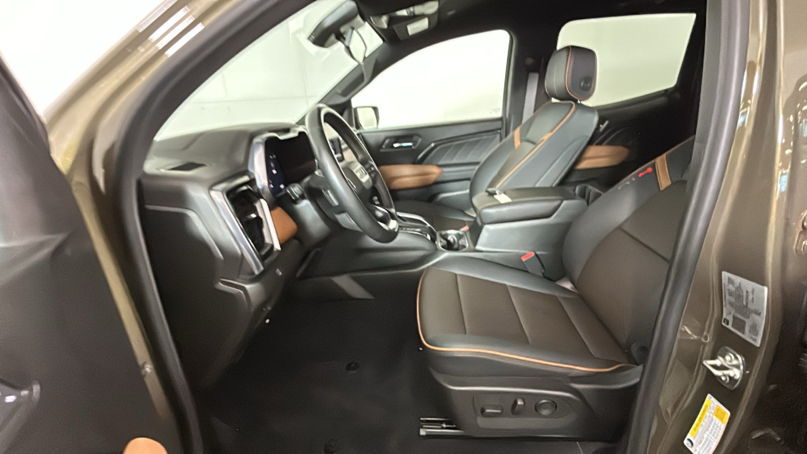 Used 2024 GMC Canyon AT4 w/ AT4 Premium Package AWD/4WD image 14