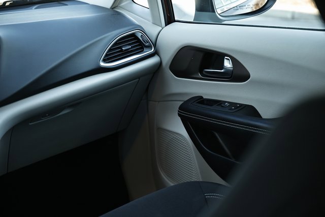 Used 2022 Chrysler Voyager LX image 24