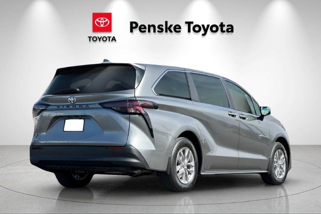 New 2026 Toyota Sienna LE FWD image 4