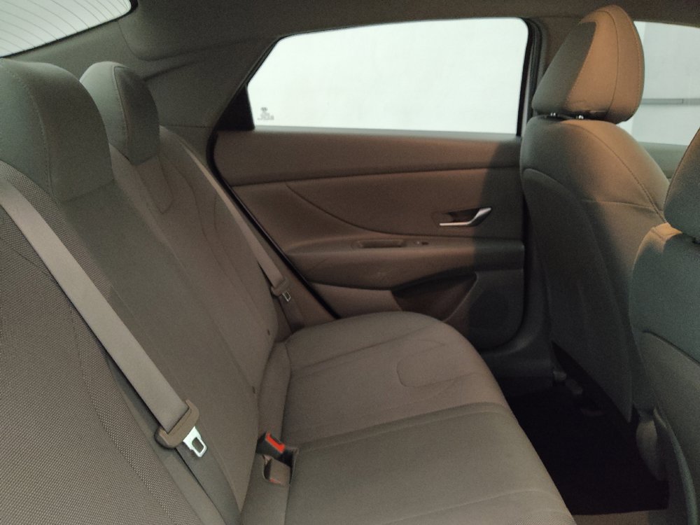 Used 2021 Hyundai Elantra SE FWD image 19