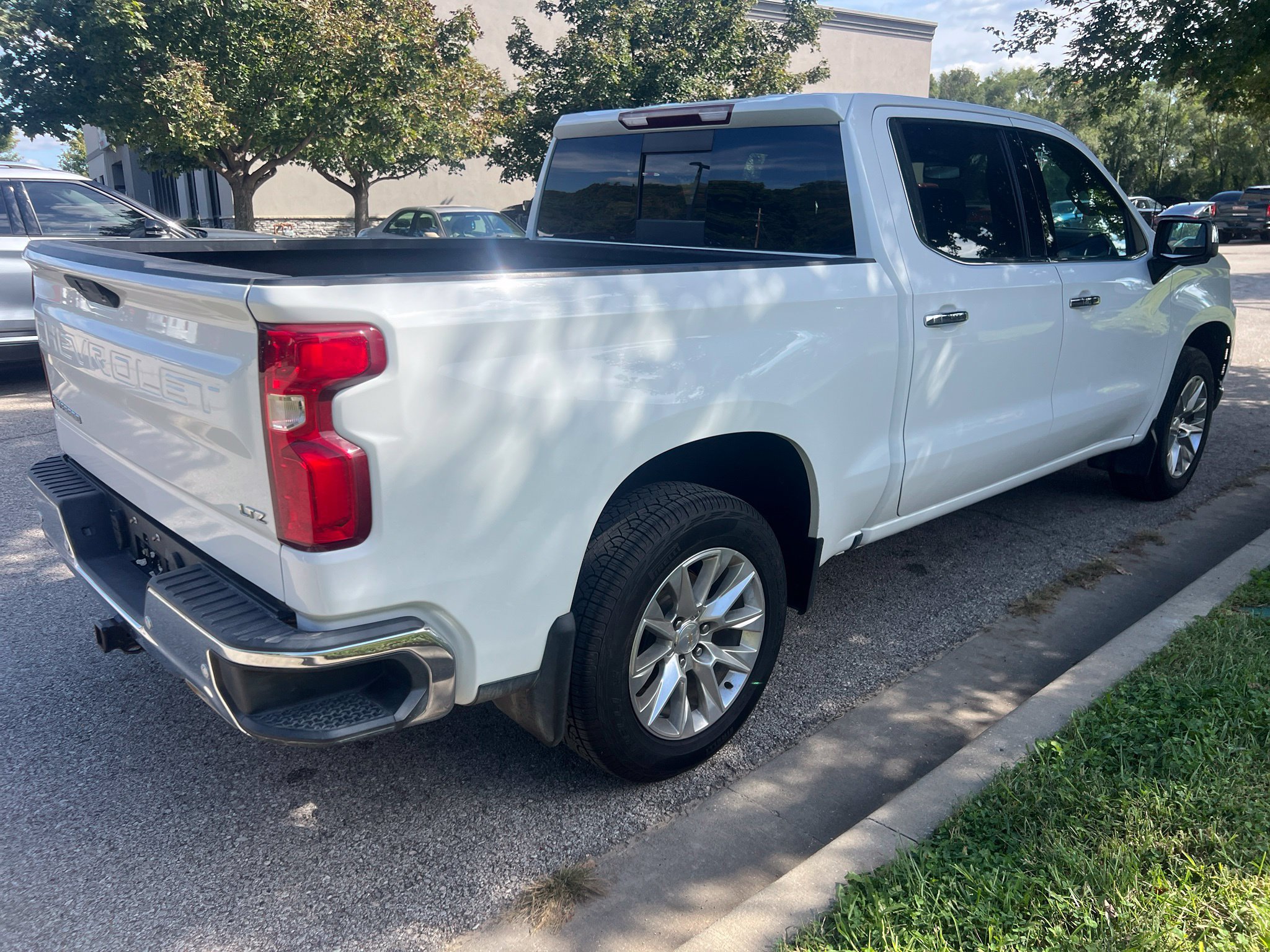 Used 2021 Chevrolet Silverado 1500 LTZ AWD/4WD image 5