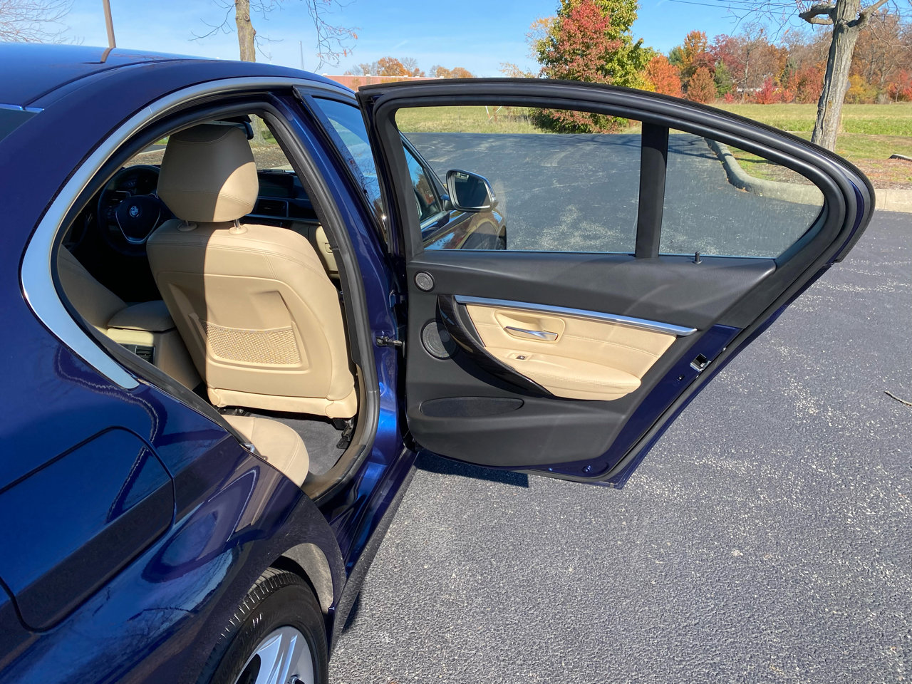 Used 2018 BMW 330i xDrive 330i xDrive SULEV Sedan w/ Premium Package image 19