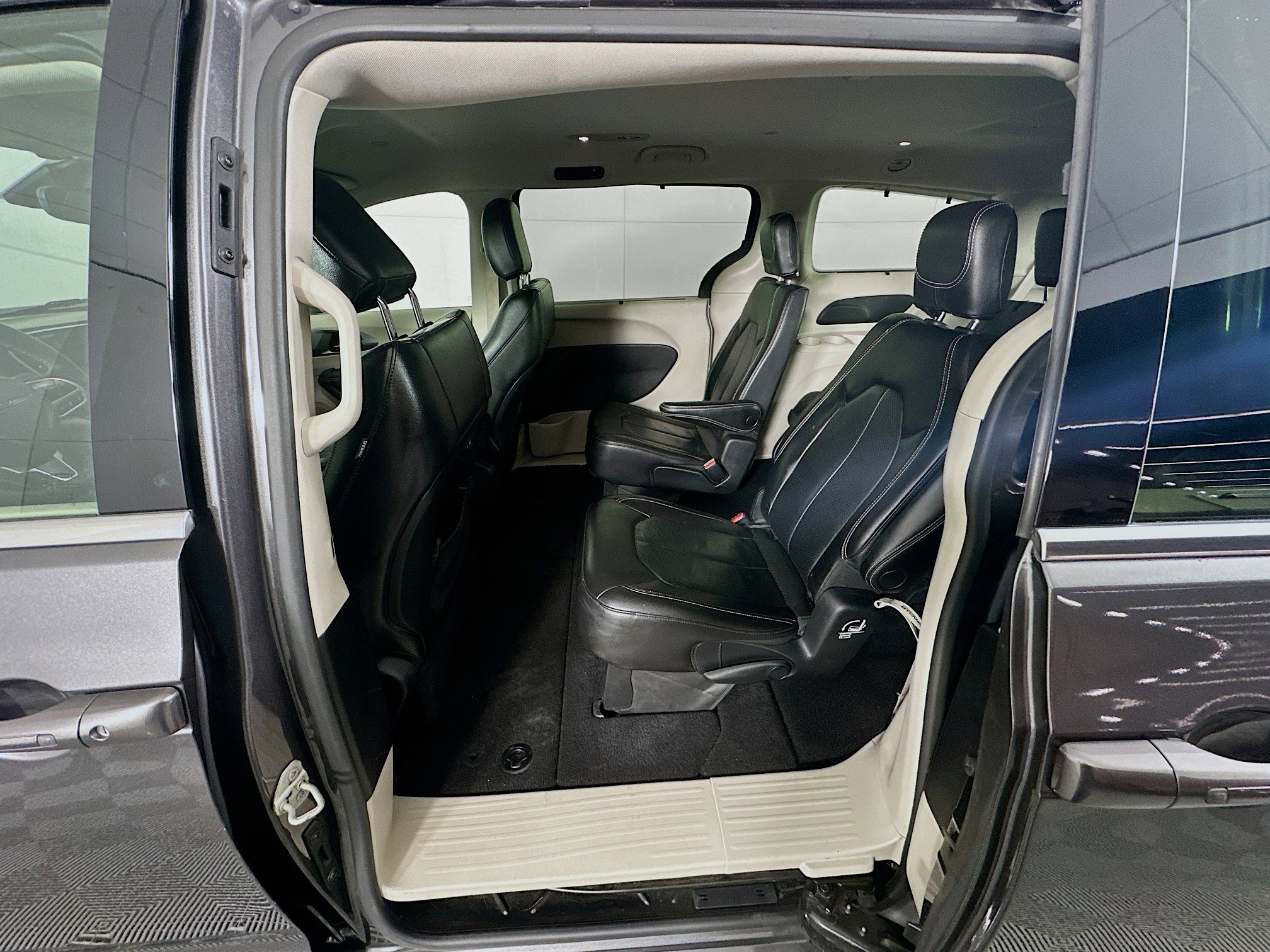 Used 2022 Chrysler Pacifica Touring-L image 27