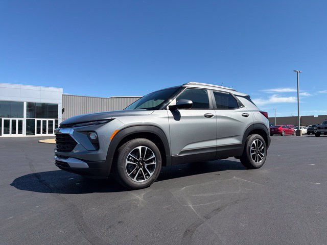 Used 2024 Chevrolet TrailBlazer LT w/ LT Cold Weather Package FWD image 3