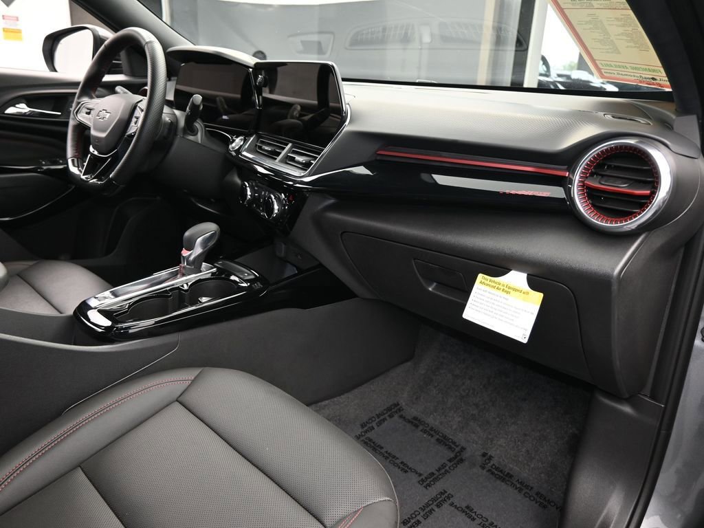 Used 2025 Chevrolet Trax RS w/ Driver Confidence Package image 44