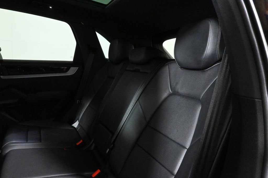Used 2025 Porsche Cayenne AWD/4WD image 4