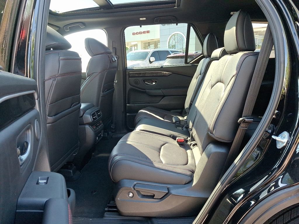 Used 2025 Honda Pilot Black Edition image 9