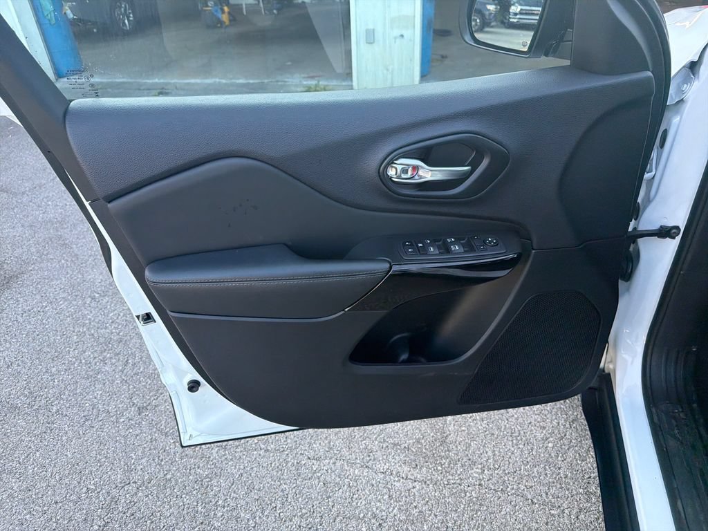 Used 2023 Jeep Cherokee Altitude Lux AWD/4WD image 12