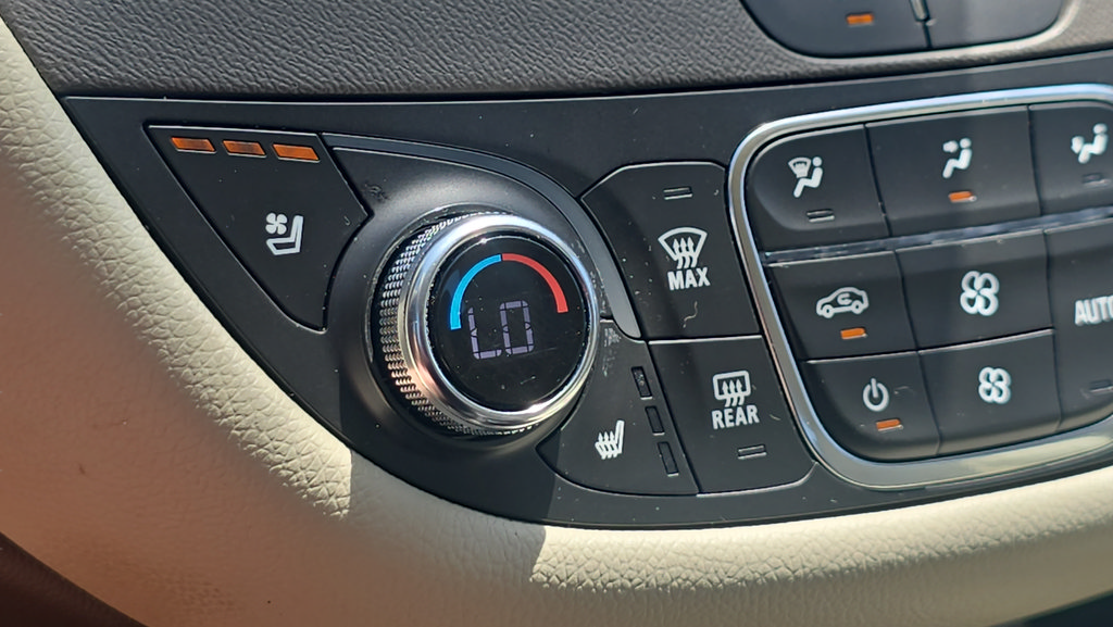 Used 2023 Chevrolet Malibu LT FWD image 35