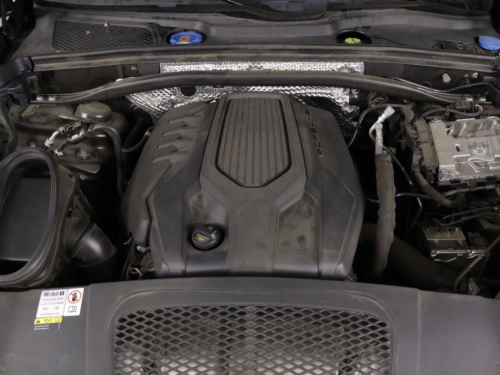 Certified 2023 Porsche Macan AWD/4WD image 26