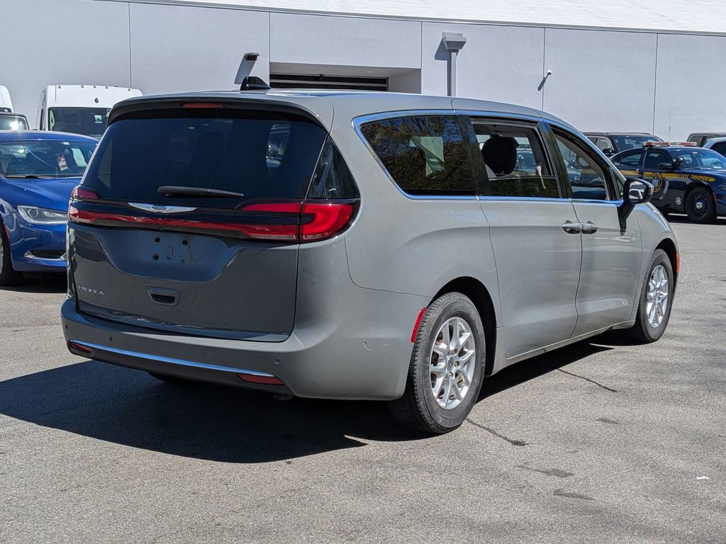 Used 2023 Chrysler Pacifica Touring-L FWD image 4