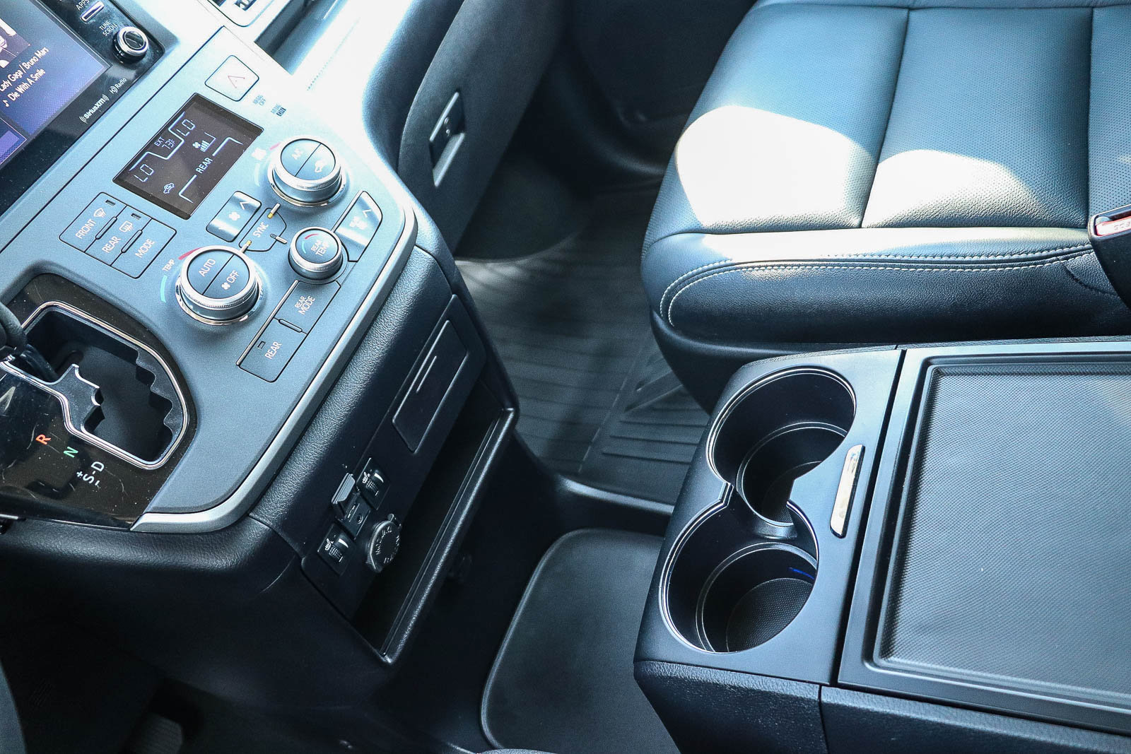 Used 2020 Toyota Sienna SE w/ Nightshade Edition FWD image 22