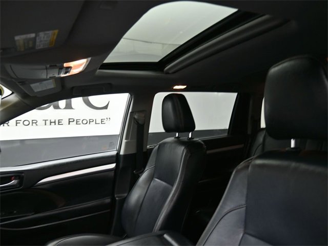 Used 2019 Toyota Highlander XLE image 17