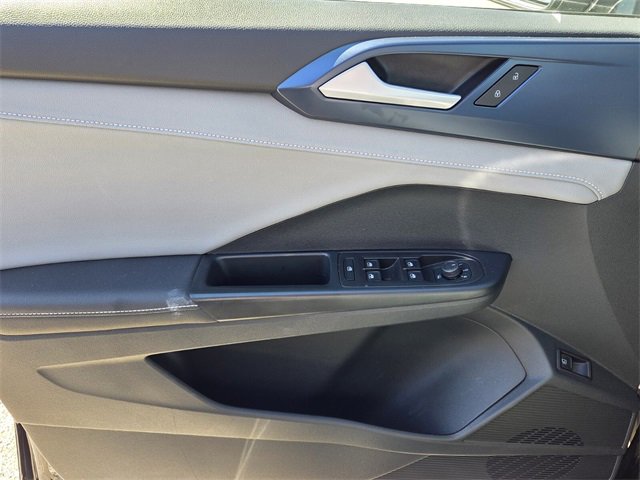 Used 2024 Volkswagen Taos SE image 32