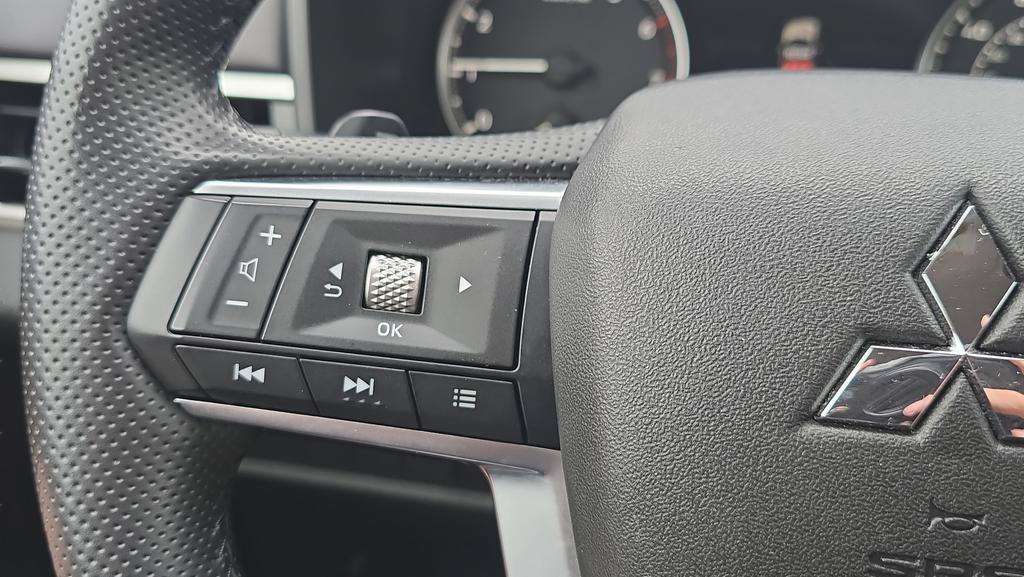 Used 2025 Mitsubishi Outlander SE FWD image 23