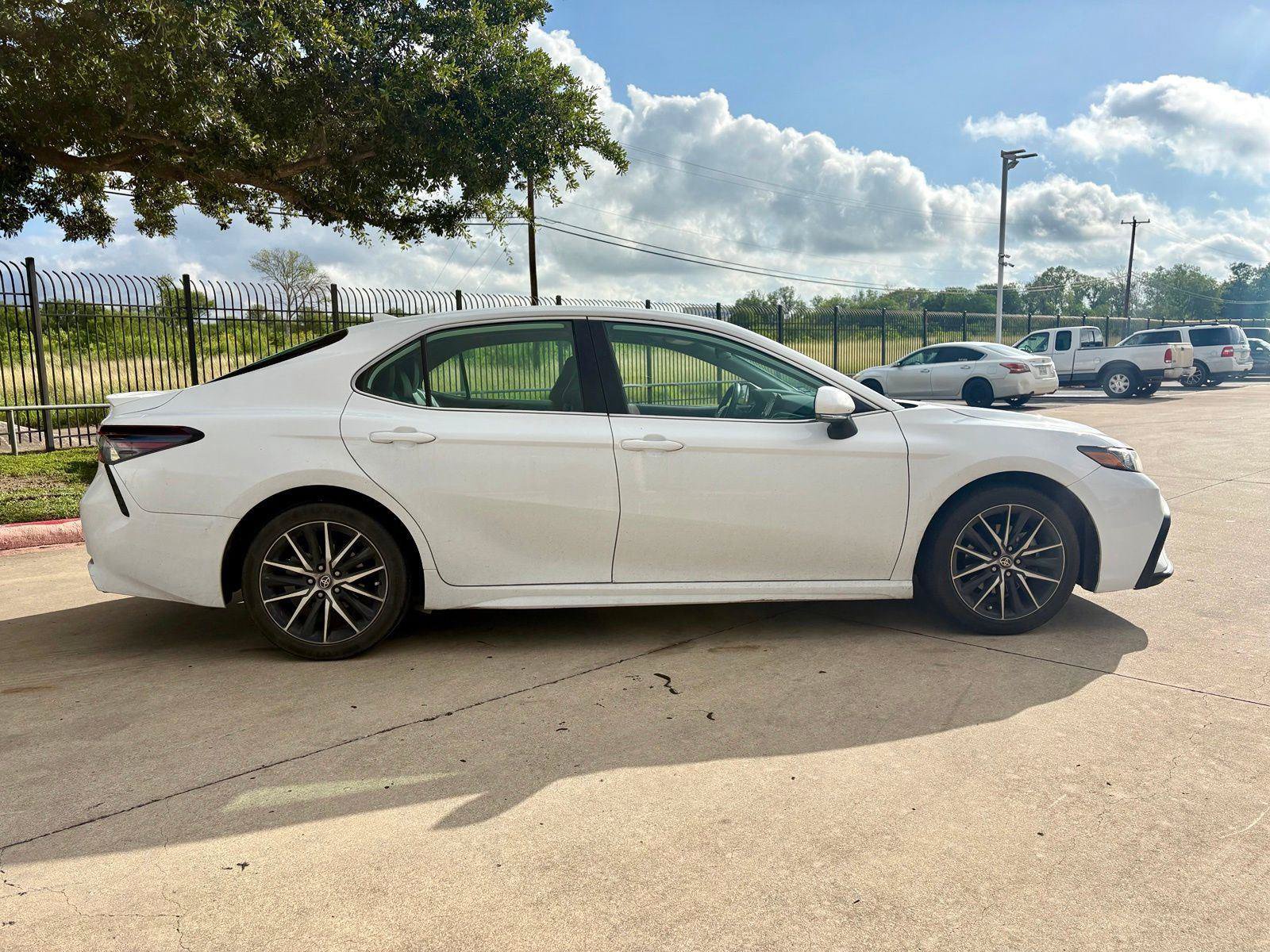 Used 2023 Toyota Camry SE FWD image 2