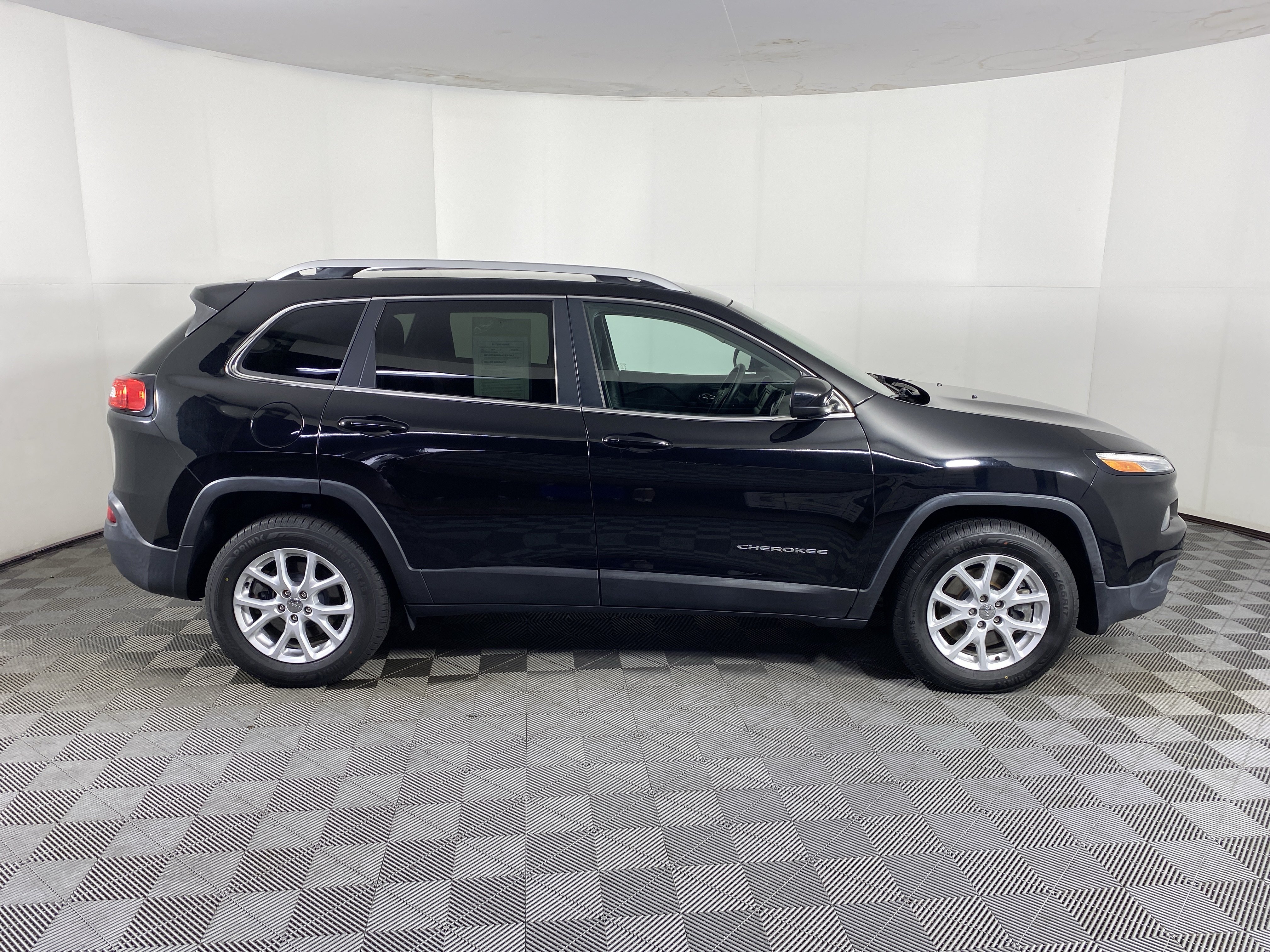 Used 2018 Jeep Cherokee Latitude w/ Safety Group AWD/4WD image 5
