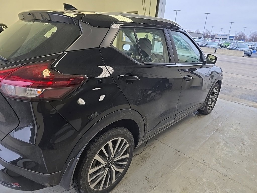 Used 2023 Nissan Kicks SV image 3