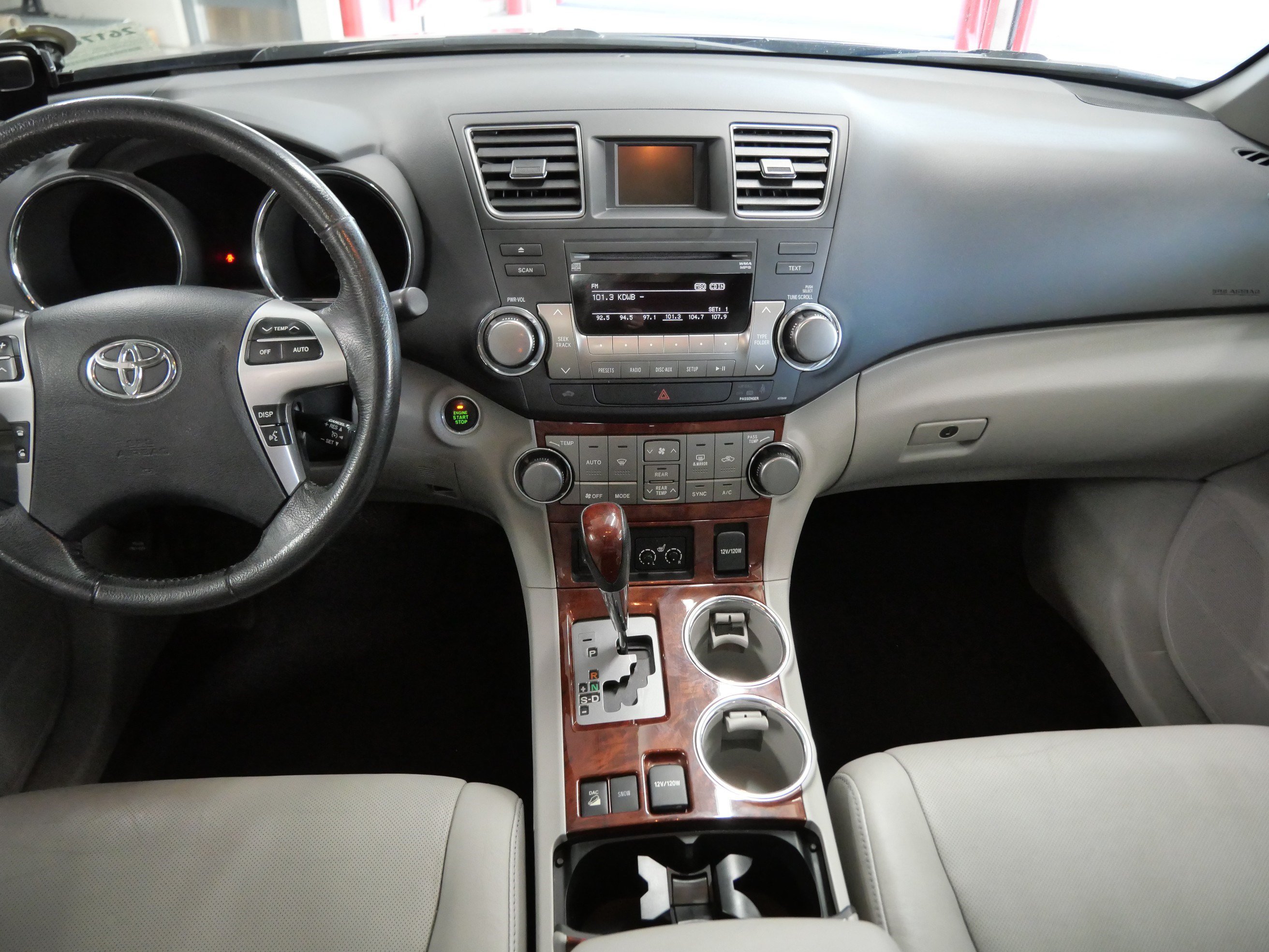 Used 2012 Toyota Highlander Limited w/ Tow Pkg AWD/4WD image 10