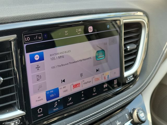 Used 2023 Chrysler Pacifica Limited w/ Trailer Tow Group AWD/4WD image 19