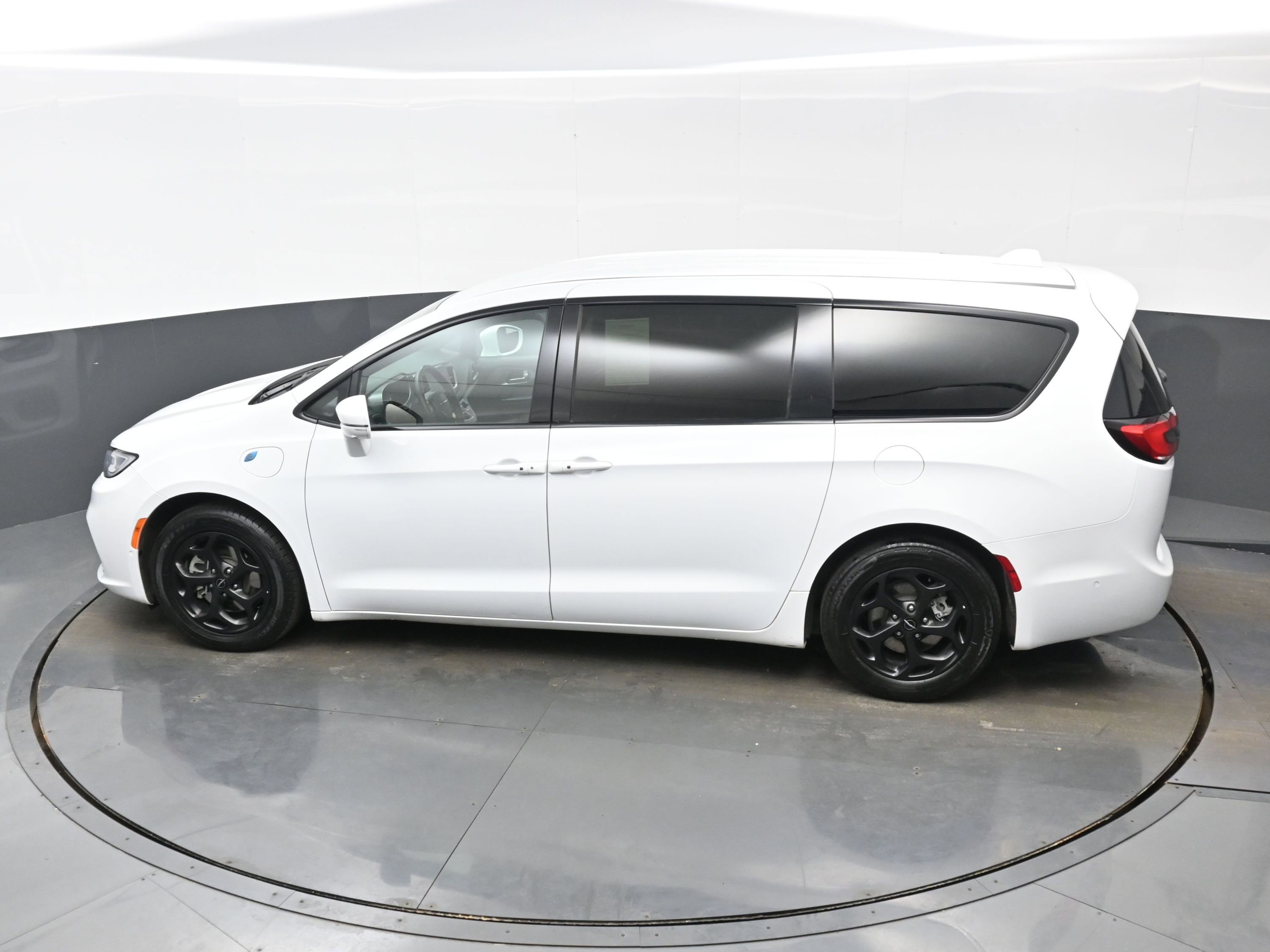 Used 2022 Chrysler Pacifica Touring-L w/ Uconnect Theater Family Group image 35