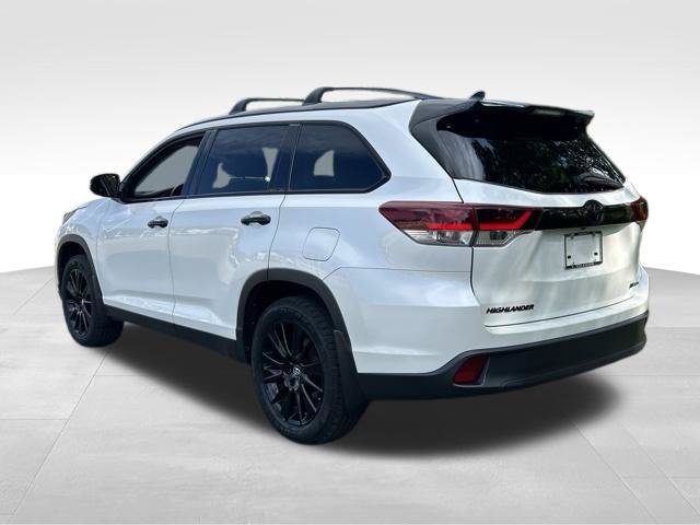 Used 2019 Toyota Highlander SE w/ Nightshade Edition AWD/4WD image 3