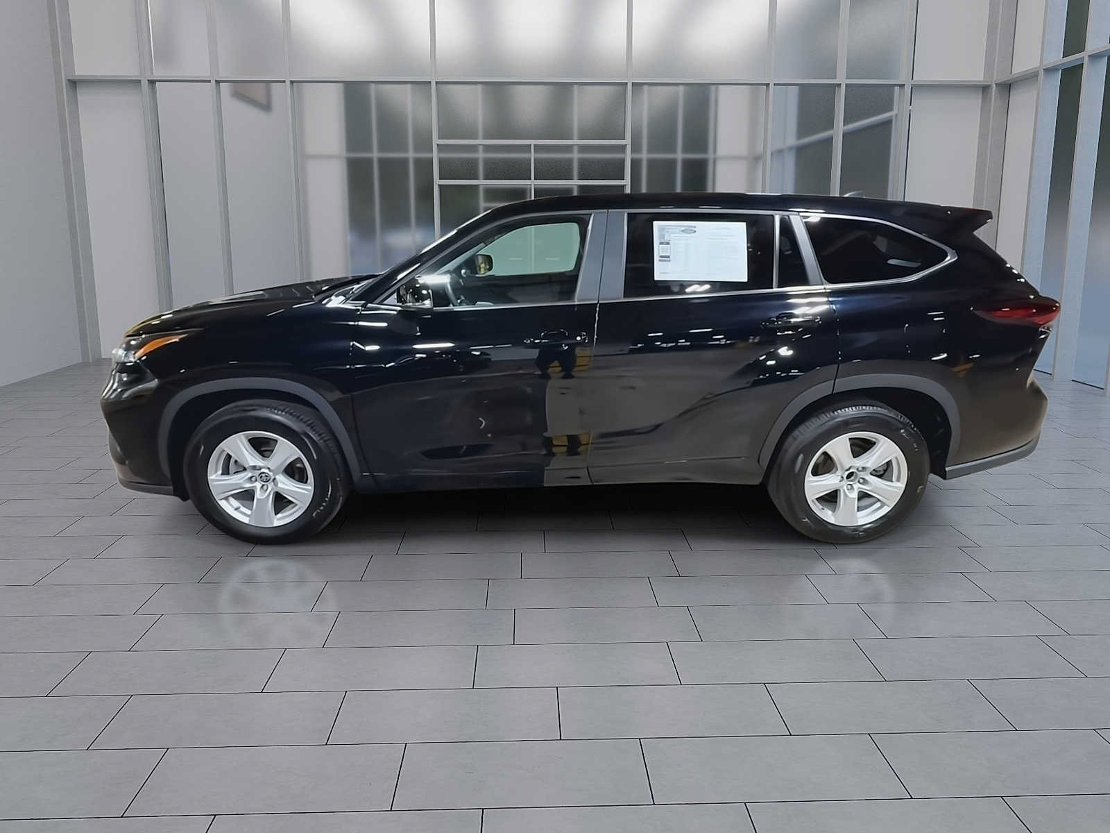 Used 2024 Toyota Highlander LE FWD image 5