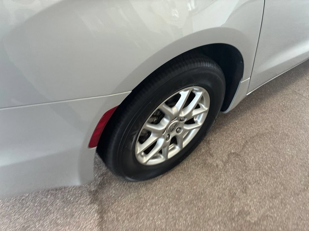 Certified 2024 Chrysler Pacifica Touring-L FWD image 33