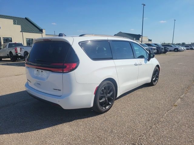 Used 2025 Chrysler Pacifica Limited image 21