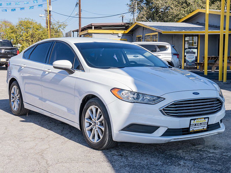 Used 2017 Ford Fusion SE w/ Fusion SE Technology Package FWD image 3