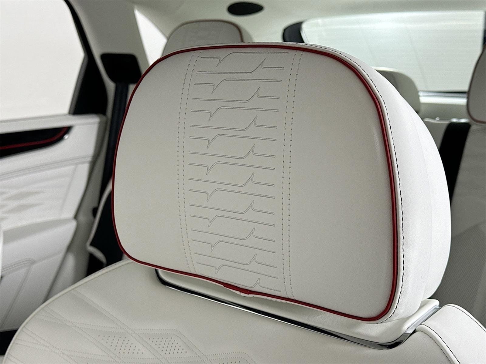 Used 2025 Bentley Bentayga image 19