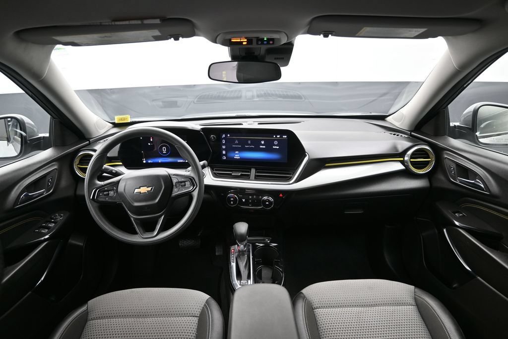 Used 2025 Chevrolet Trax LT FWD image 10