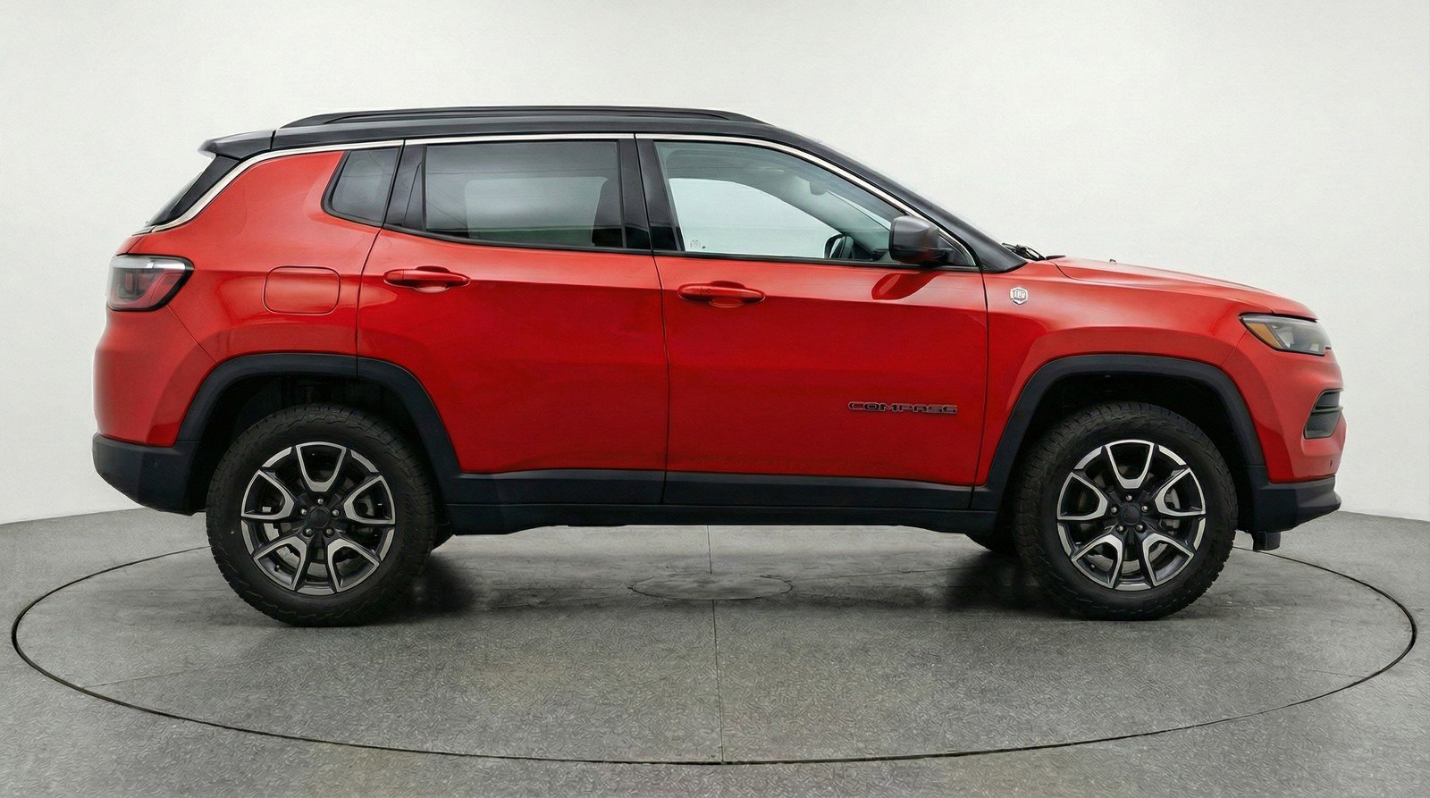Used 2025 Jeep Compass Trailhawk image 11