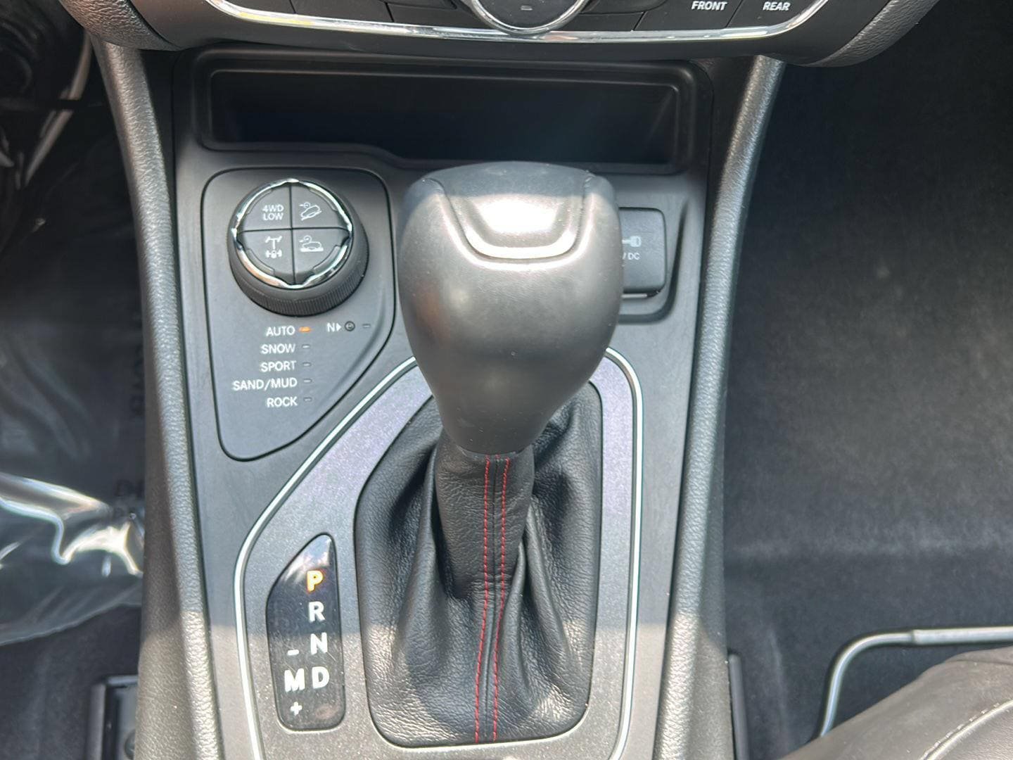 Used 2022 Jeep Cherokee Trailhawk AWD/4WD image 25