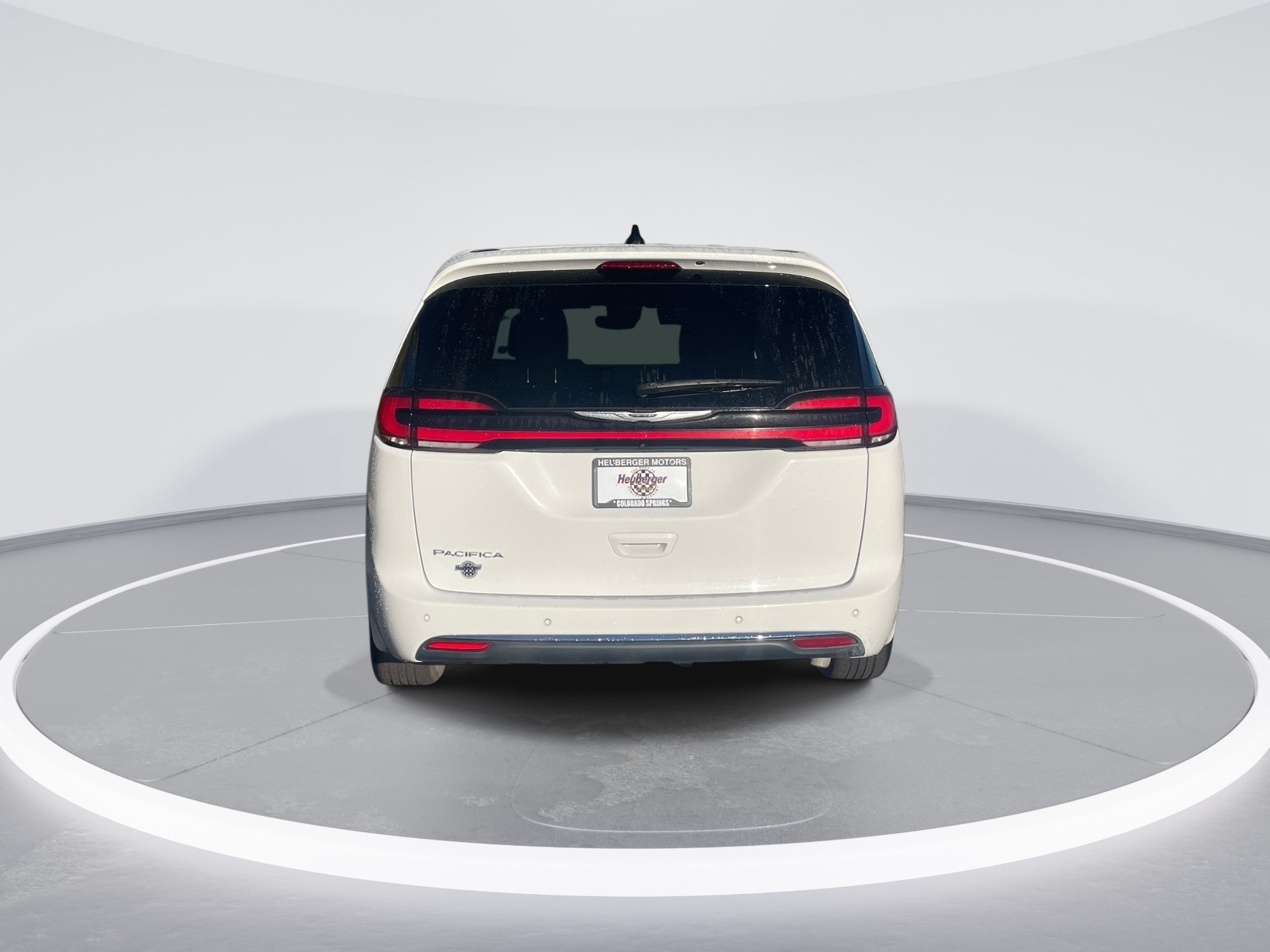 Used 2024 Chrysler Pacifica Touring FWD image 6