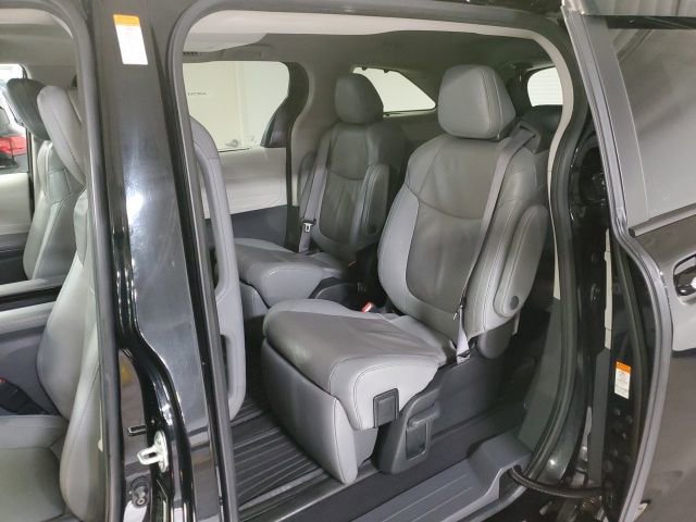 Used 2024 Toyota Sienna Limited image 21