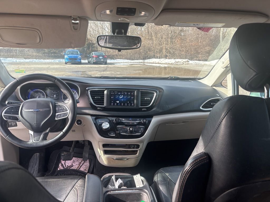 Used 2018 Chrysler Pacifica Touring-L image 13