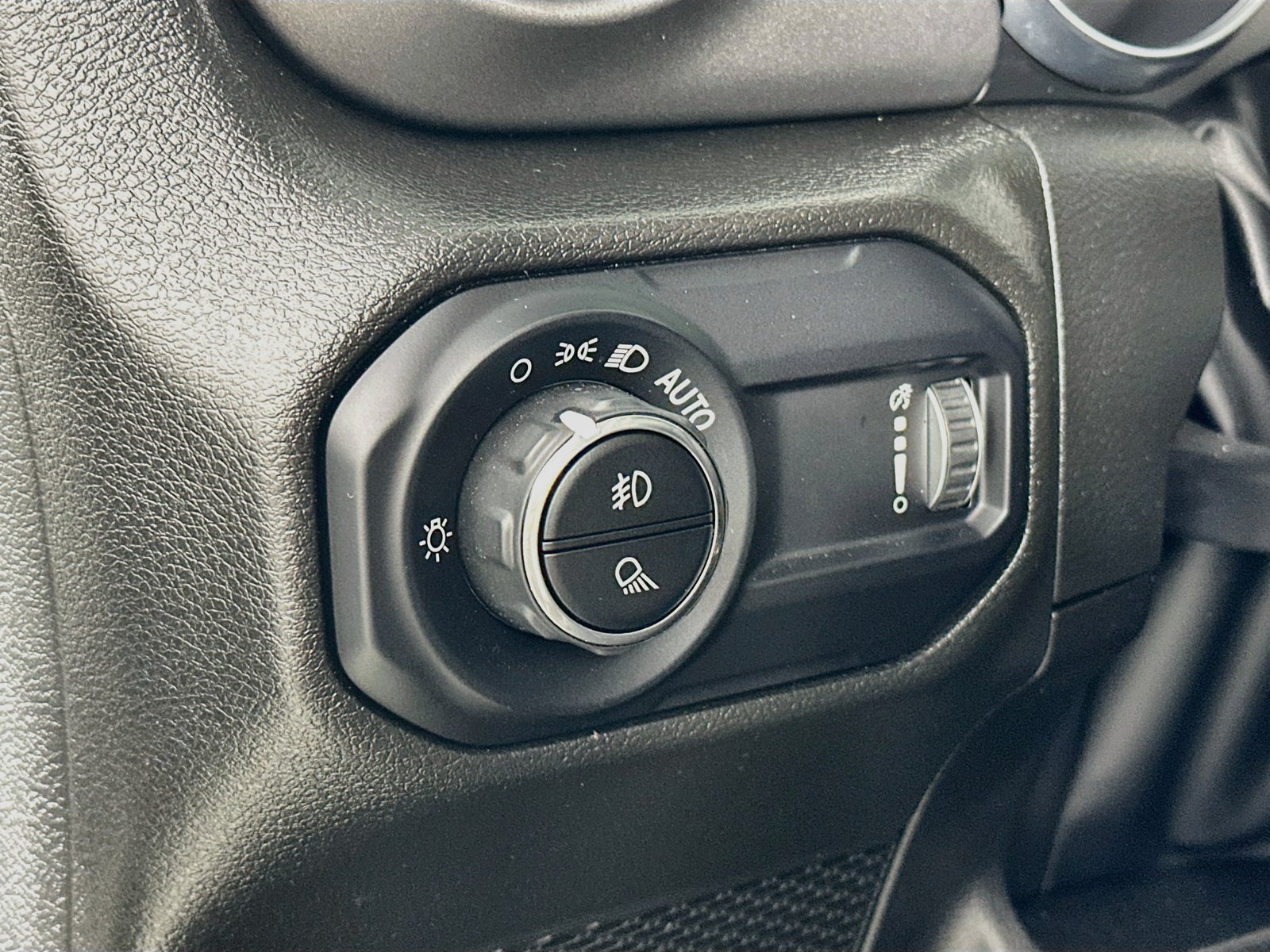 Used 2023 Jeep Gladiator Sport AWD/4WD image 10