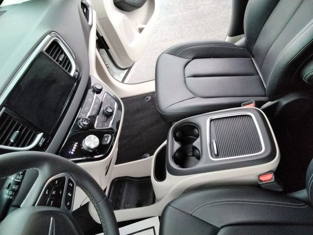 Used 2024 Chrysler Pacifica Touring-L image 23