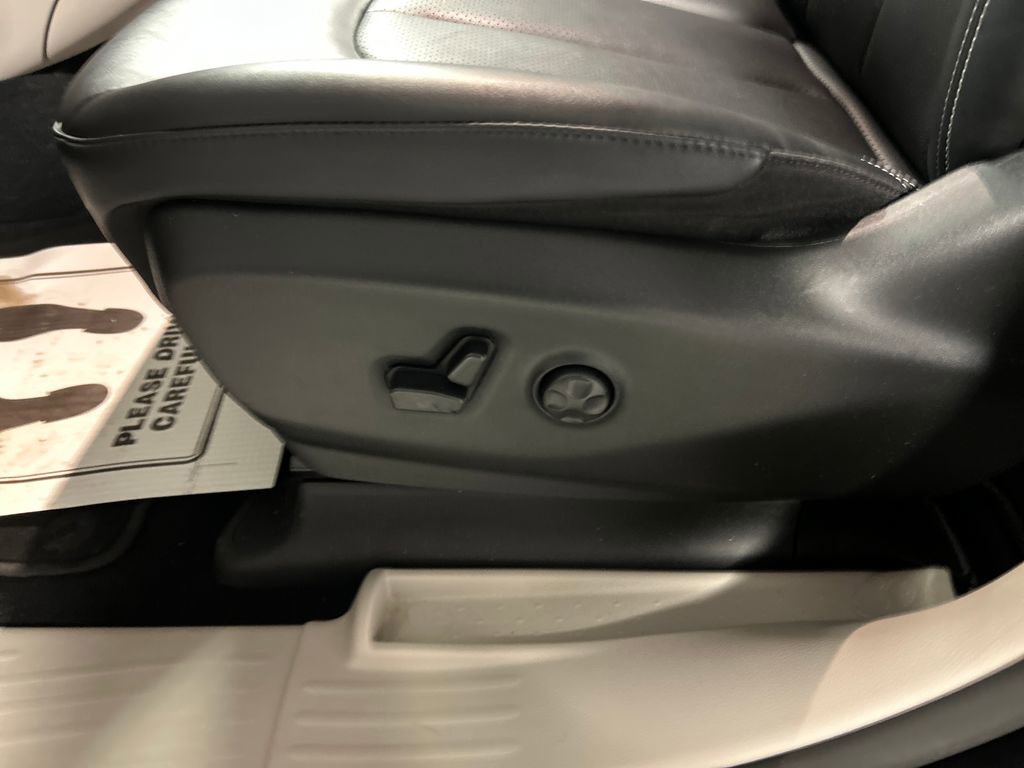 Used 2024 Chrysler Pacifica Touring-L FWD image 13